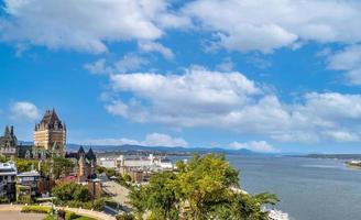 Panoramablick auf das Chateau Frontenac im historischen Zentrum von Quebec an der Dufferin Terrace Promenade mit malerischem Blick und Landschaften auf den Sankt-Lorenz-Strom, die Oberstadt und den alten Hafen foto