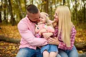 vater, tochter und mutter gehen im freien. glückliche Familie. foto