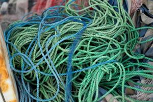 gestapelte Fischernetze und Seile rot, grün, blau und weiß foto