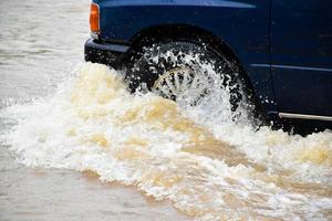 Pickup-Auto und Fahrzeug in Hochwasser, Autoversicherung und Konzept für Gefahrensituationen. foto