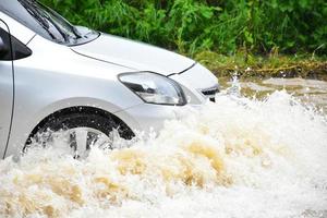 Pickup-Auto und Fahrzeug in Hochwasser, Autoversicherung und Konzept für Gefahrensituationen. foto