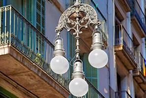 spanische architektur, schöne barcelona-straßen im historischen stadtzentrum von las ramblas foto