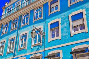 typische architektur und farbenfrohe gebäude des historischen zentrums von lissabon foto