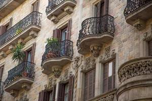 spanien, spanische architektur, schöne barcelona-straßen im historischen stadtzentrum von las ramblas foto