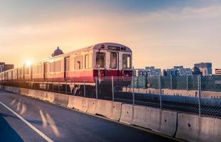 Bostoner U-Bahn-Linien, Zug, der die Longfellow-Brücke über den malerischen Charles River überquert foto