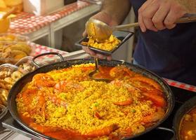 Paella-Zubereitung - Straßenmarktstand in der Nähe des Kathedralenplatzes von Barcelona foto