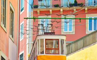 bunte lissabonische straßenbahnen auf den straßen von lissabon im alten stadtzentrum foto