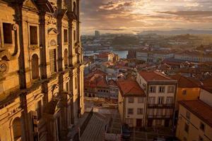 Schöne und farbenfrohe Straßen von Porto in der Nähe von Rio Douro foto