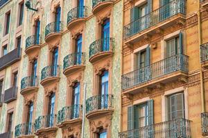 spanien, spanische architektur, schöne barcelona-straßen im historischen stadtzentrum von las ramblas foto