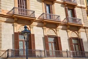 spanien, spanische architektur, schöne barcelona-straßen im historischen stadtzentrum von las ramblas foto