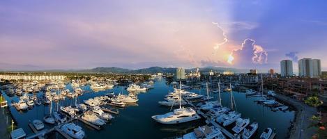 mexiko, panoramablick auf marina und yachtclub in puerto vallarta bei sonnenuntergang foto