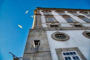 Schöne und farbenfrohe Straßen von Porto in der Nähe von Rio Douro foto