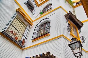 sevilla straßen bei frühem sonnenuntergang im historischen zentrum foto