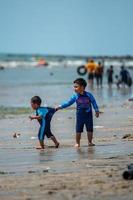 Chonburi, Thailand -06. 2021 ein asiatischer Junge, der seinem jüngeren Bruder verboten hat, im Meer zu spielen. foto