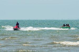 Chonburi, Thailand -06. 2021 die Atmosphäre von Menschen, die am Strand von Bangsaen Wasseraktivitäten spielen. foto