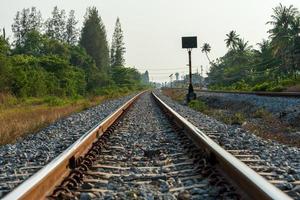 eisenbahn in der ländlichen landschaft von thailand foto