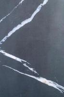 schwarzer marmor mit weißen musterwand- oder bodenbelägen im innenausbau, texturhintergrund foto