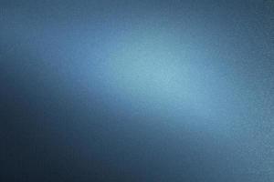 leuchtende blaue folienglitzernde metallische wand mit kopienraum, abstrakter texturhintergrund foto