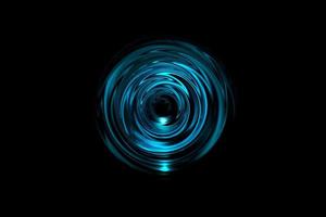 abstrakter leuchtender blauer Wirbel mit hellem Ring auf schwarzem Hintergrund foto