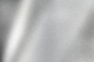 leuchtende silberne wellenmetallwand, abstrakter texturhintergrund foto