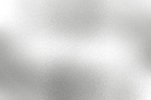 Licht, das auf weißer silberner Folie glitzert, metallische Wand mit Kopierraum, abstrakter Texturhintergrund foto