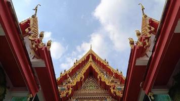 Die schöne Kirche Wat Bua Khwan ist einer der berühmtesten Tempel im Hintergrundhimmel von Nonthaburi foto