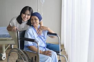 Krebspatientin mit Kopftuch und ihrer unterstützenden Tochter im Krankenhaus-, Gesundheits- und Versicherungskonzept. foto