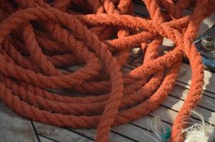 Rotes Seil auf einem Schiff foto