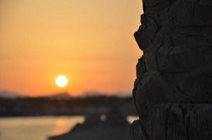 Sonnenuntergang mit Palme im Vordergrund foto