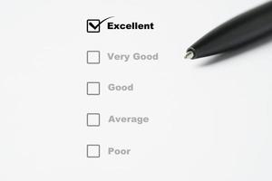 Schwarzes Stiftarray auf Umfrageblatt, das ein hervorragendes Ergebnis für die Kundenbewertung nach dem Produkt- und Servicekonzept markiert. foto
