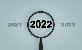 2022 Jahr innerhalb des Lupenglases zwischen 2021 und 2023 auf blauem Hintergrund für den Fokus Start neuer Geschäfte im Neujahrskonzept durch 3D-Rendering. foto
