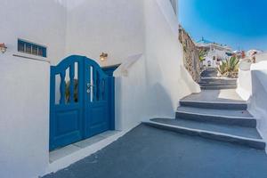 erstaunliche panoramalandschaft, luxusreiseurlaub. stadt oia auf der insel santorini, griechenland. traditionelle und berühmte weiße häuser, romantischer straßenblick über die caldera, die ägäis foto