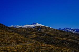 schöne Landschaft schneebedeckte Berge und blauer Himmel foto