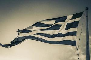 griechische blaue und weiße Flagge mit blauem Himmelshintergrund Griechenland. foto