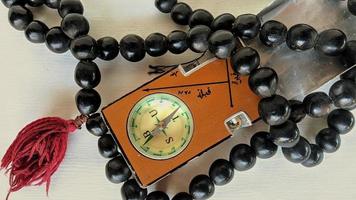 islamischer Hintergrund eines speziellen Kompasses zur Bestimmung der Qibla-Richtung und des Gebetswerkzeugs. foto