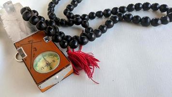 islamischer Hintergrund eines speziellen Kompasses zur Bestimmung der Qibla-Richtung und des Gebetswerkzeugs. foto