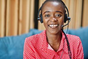 afroamerikanerin arbeitet in einem callcenter-betreiber und kundendienstmitarbeiter mit mikrofon-headsets, die am laptop arbeiten. foto