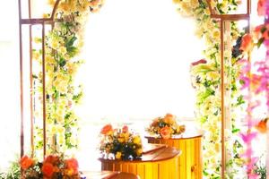 Foto von Blumendekorationen und anderen bei Hochzeiten mit strahlend weißen Hintergründen, geeignet als Kulissen und Tapeten, sowie Vorlagen