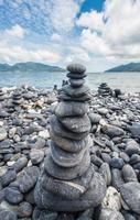 stapeln sie steine im zen-stil auf der insel lipe in der südthailändischen provinz satun. foto