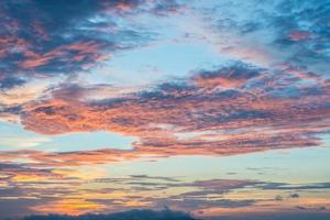 schöner dramatischer stimmungsvoller himmel während des sonnenuntergangs. foto