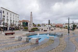 tavira, südliche algarve, portugal, 2018. wasserspiel auf dem platz foto