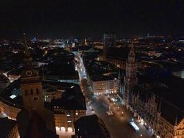 Weites Panorama aus der Luft auf das neue Rathaus und den Marienplatz bei Nacht München City foto