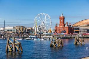 Cardiff, Großbritannien, 2019. Riesenrad und Molenkopfgebäude foto