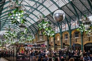 London, Großbritannien, 2015. Weihnachtsschmuck in Covent Garden foto