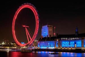 London, Großbritannien, 2015. Blick auf das London Eye bei Nacht foto