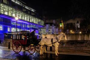 London, Großbritannien, 2015. Pferde und Kutsche in der Nähe von Big Ben foto