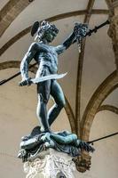 Florenz, Toskana, Italien, 2019. Statue des Perseus mit dem Kopf der Medusa foto