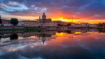 Florenz, Toskana, Italien, 2019. Blick auf die Gebäude entlang des Arno in der Abenddämmerung foto