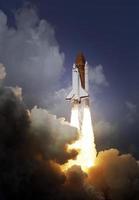 Space Shuttle hebt in den Weltraum ab. elemente dieses bildes, bereitgestellt von der nasa. foto