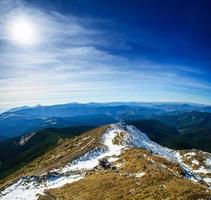 fantastische Landschaft fast schneebedeckt foto